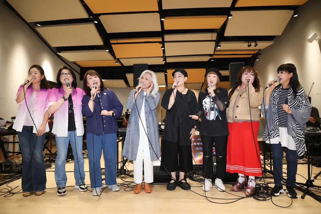 民歌年度壓軸音樂盛典2025《臺北大巨蛋·民歌大團圓》即將在11/22登場。左起為許淑絹、林佳蓉、徐曉菁、楊芳儀 、邰肇玫、芝麻陳艾玲、南方二重唱。（圖／中華音樂人交流協會 提供）