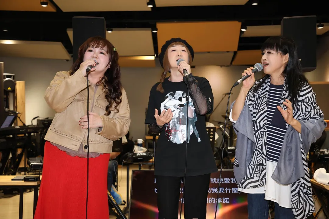 芝麻（陳艾玲）與南方二重唱驚喜合體，組成「三重唱」重新詮釋經典名曲〈動不動就說愛我〉。（圖／中華音樂人交流協會 提供）
