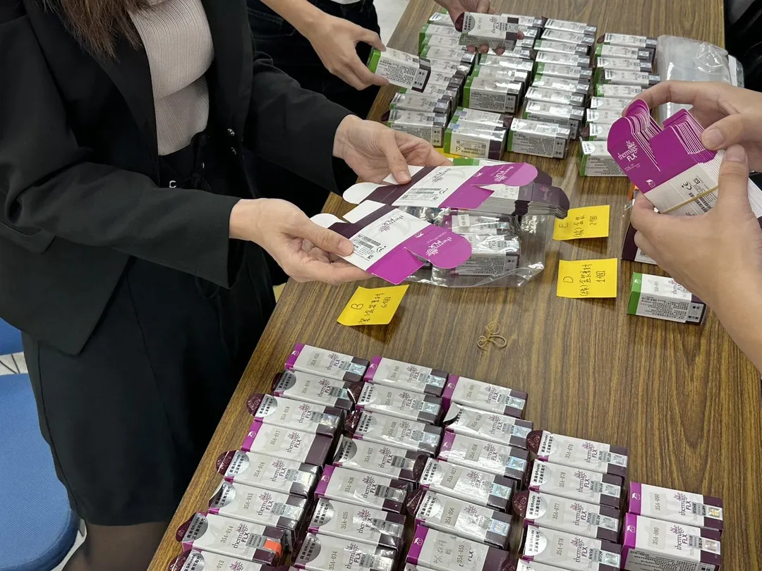 黃氏兄弟也成功破解美國音波機台的出場設定，打破每顆探頭只能施打2400次的上限，並另訂購IC晶片，以更換施打完畢的晶片探頭，甚至委託印刷廠仿冒美國音波原廠商標，並貼在探頭，佯充為原廠探頭。（圖/警方提供）