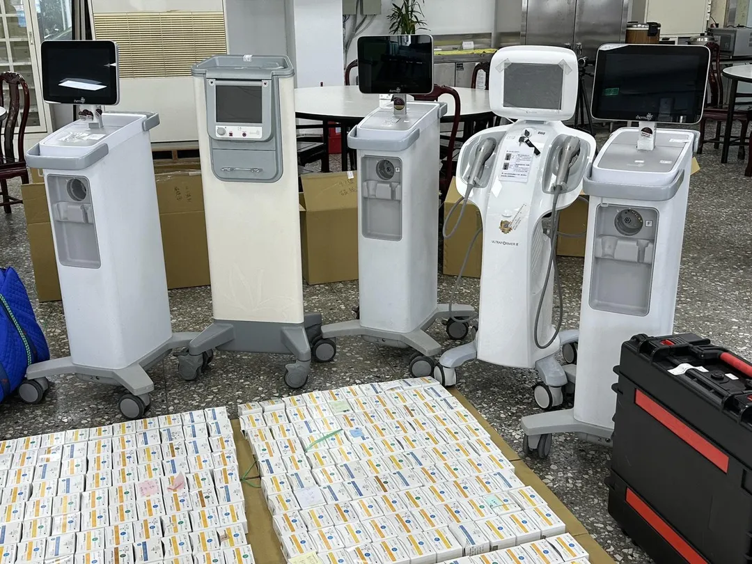 黃氏兄弟也將先前進口的鳳凰電波主機板，與原廠主機板拆卸互換，重灌版本較低的軟體，再透過從大陸地區購買的可重製探頭使用發數的把手，達成無限制重複使用探頭效果。（圖/警方提供）