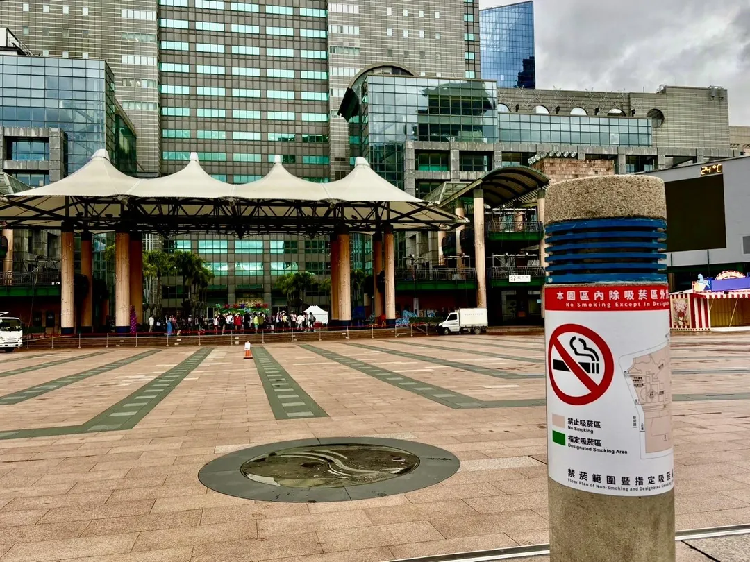 新北市衛生局健康管理科科長陳欣蓉呼籲,市府將在行政園區設置明顯清楚的禁菸標示和宣導看板。(圖/新北市衛生局)