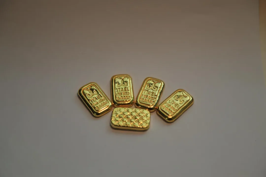 檢警在范男住處扣得市價逾2千萬的財物，包括現金280萬餘元、百達斐麗名錶1只、名牌愛馬仕花瓶1個及1兩黃金金塊5條等。（圖／桃園地檢署提供）