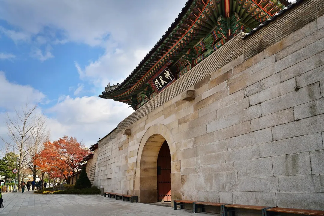有疑似陸客在景福宮神武門附近隨地如廁，震驚南韓社會。（示意圖／翻攝南韓宮陵遺址本部網站）