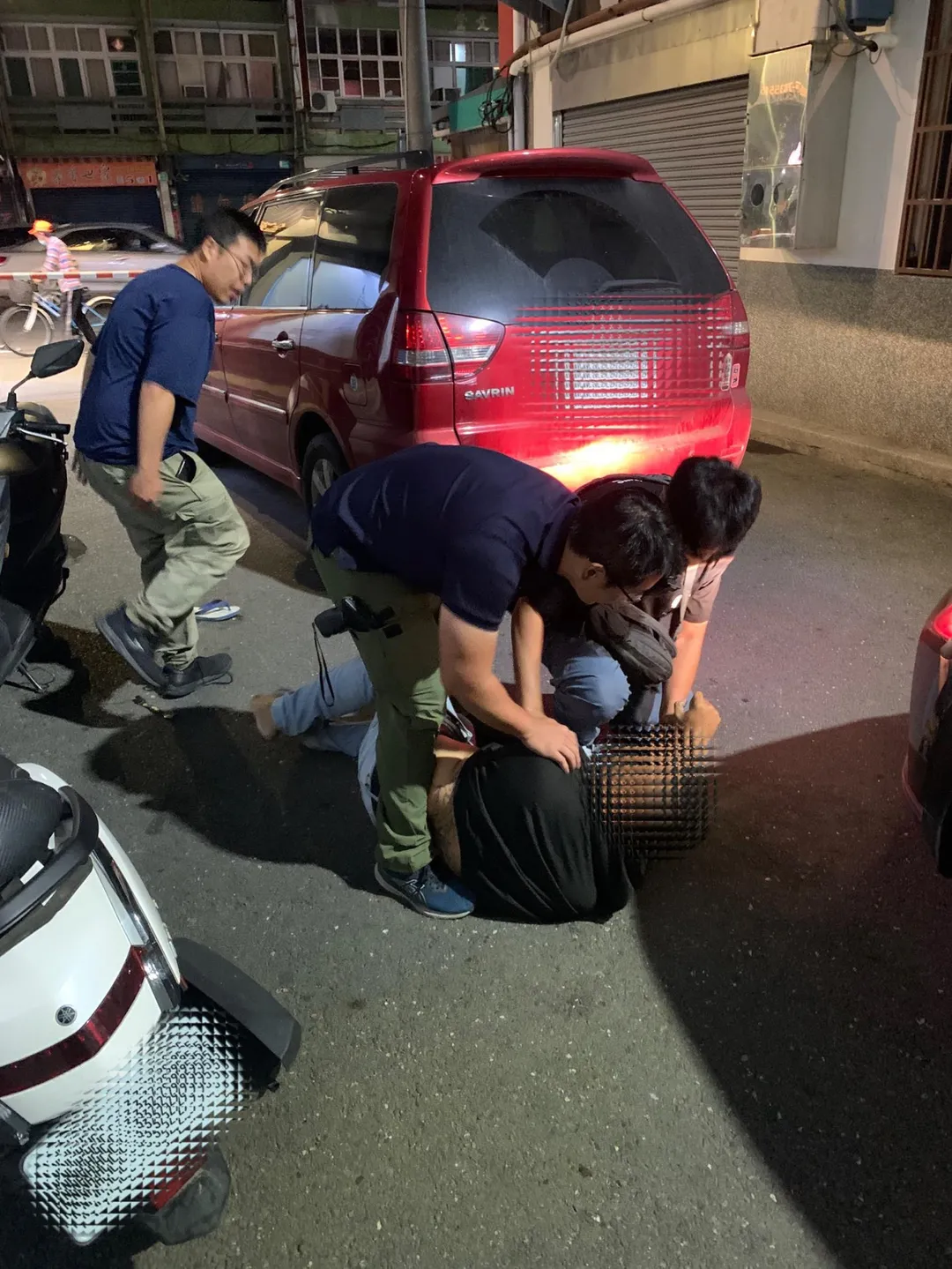 台南兩名男子在網路互相嗆聲，未料莊男真的帶人到醫院找正要住院的黃男，當場對空鳴槍示威，被警方逮捕。（圖／警方提供）