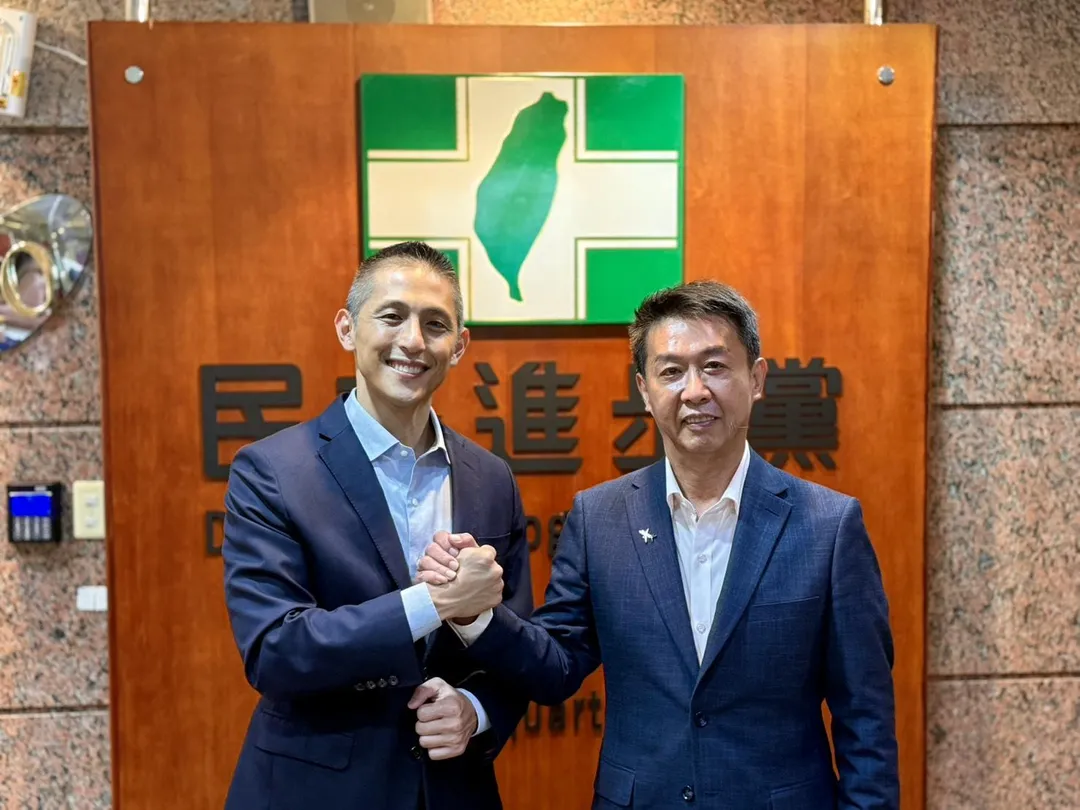 民進黨內表態選台北市長的吳怡農（左）、與角逐高雄市長的許智傑（右）宣布合體聯手。（吳怡農辦公室提供）