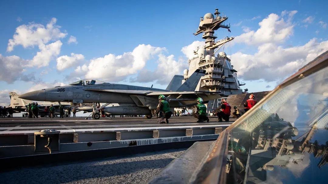 美軍F/A-18E戰機準備由福特號航艦上彈射起飛。(圖/美國海軍)