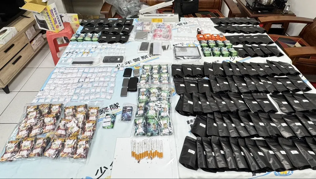 拉不拉多緝毒犬雲斯頓,協助警方查獲大量毒品,包括愷他命162包478公克、毒咖啡包550包2215公克、彩虹菸1926支。(圖/警方提供)