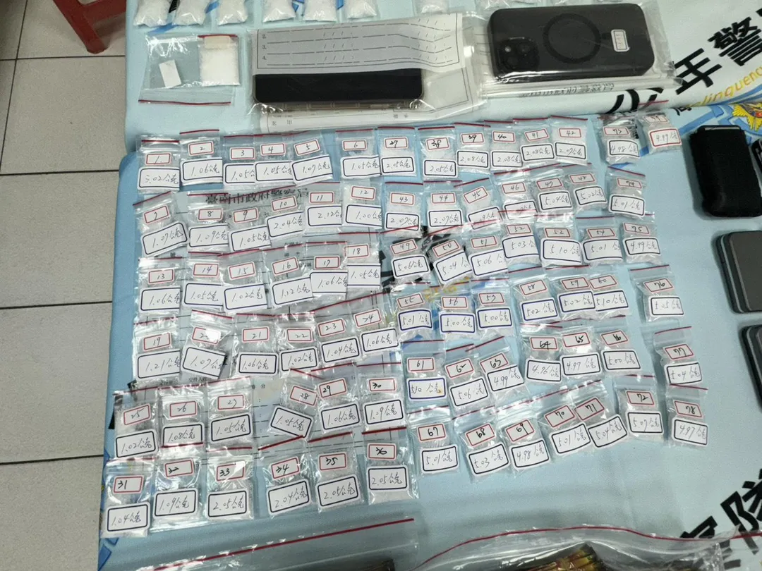 拉不拉多緝毒犬雲斯頓,協助警方查獲大量毒品,包括愷他命162包478公克、毒咖啡包550包2215公克、彩虹菸1926支。(圖/警方提供)