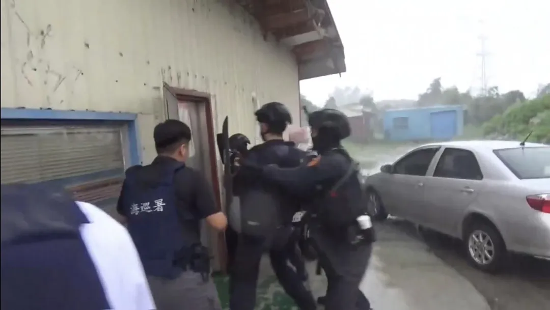 檢警接獲情資前往嫌犯所在工寮攻堅。（圖／海巡署偵防分署提供）