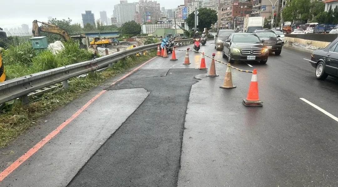 淡水關渡橋前下午發生自摔車禍。(圖/翻攝畫面)