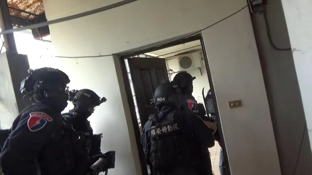 專案小組攻堅破門逮捕嫌犯。（圖／警方提供）