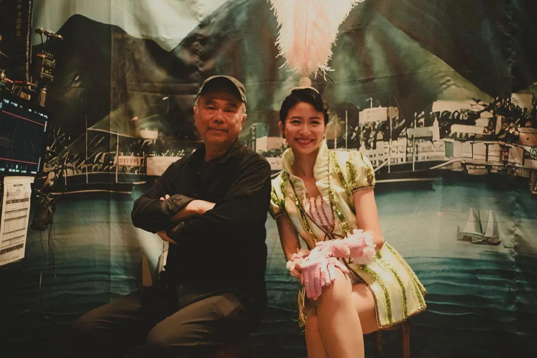 導演陳玉勳（左）被現場重現民國40年代歌舞團的氛圍深深打動，默默在一旁落淚。（圖／華文創 提供）