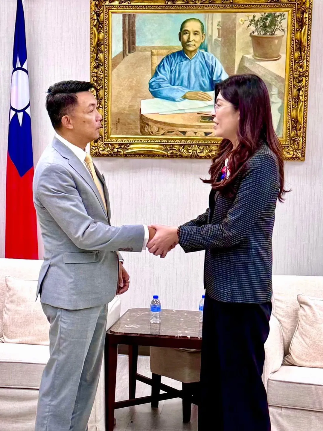 國民黨主席鄭麗文會面新加坡駐台代表葉偉傑。（國民黨提供）