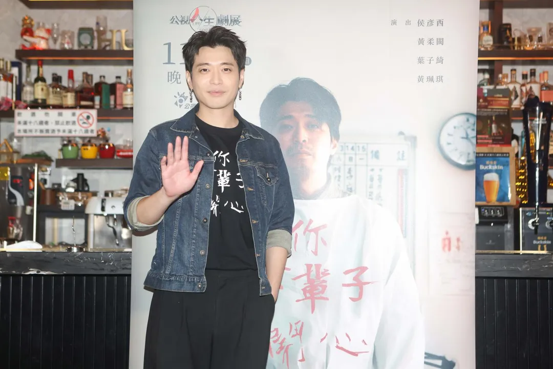 侯彥西飾演一名大體修復師，他為了角色做足功課，拍攝前看了許多「相當衝擊」的遺體修復照片。（圖／公視 提供）