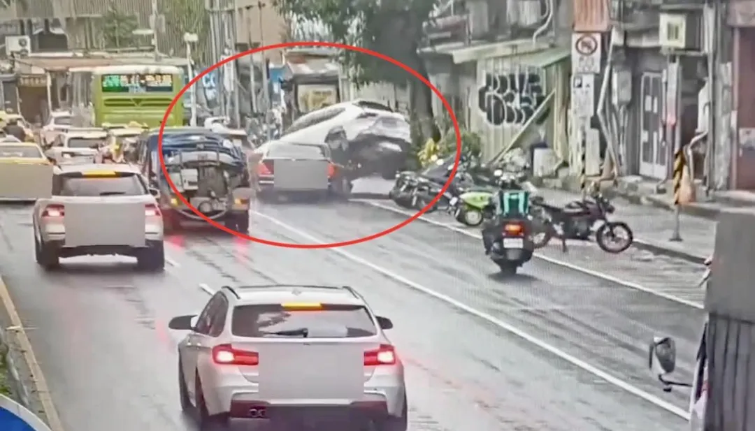 肇事車輛鏟翻前車又波及4車。（圖／翻攝畫面）