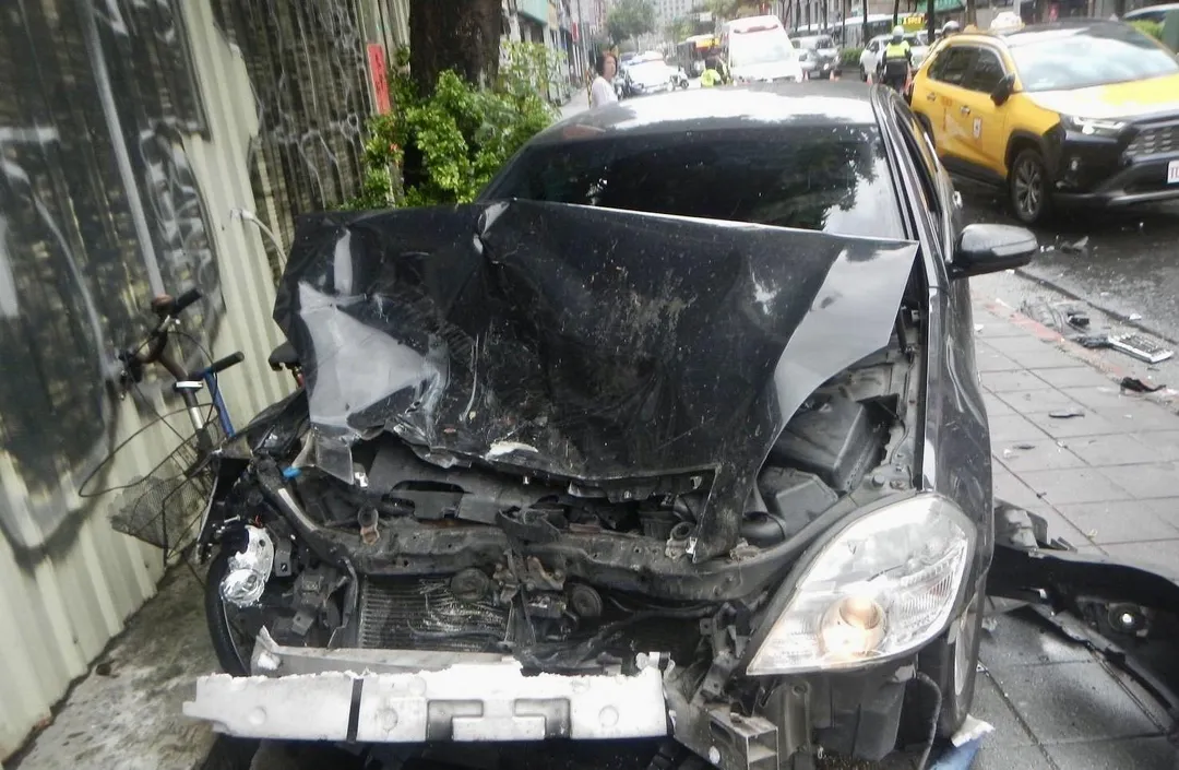 肇事轎車車頭全毀。（圖／翻攝畫面）