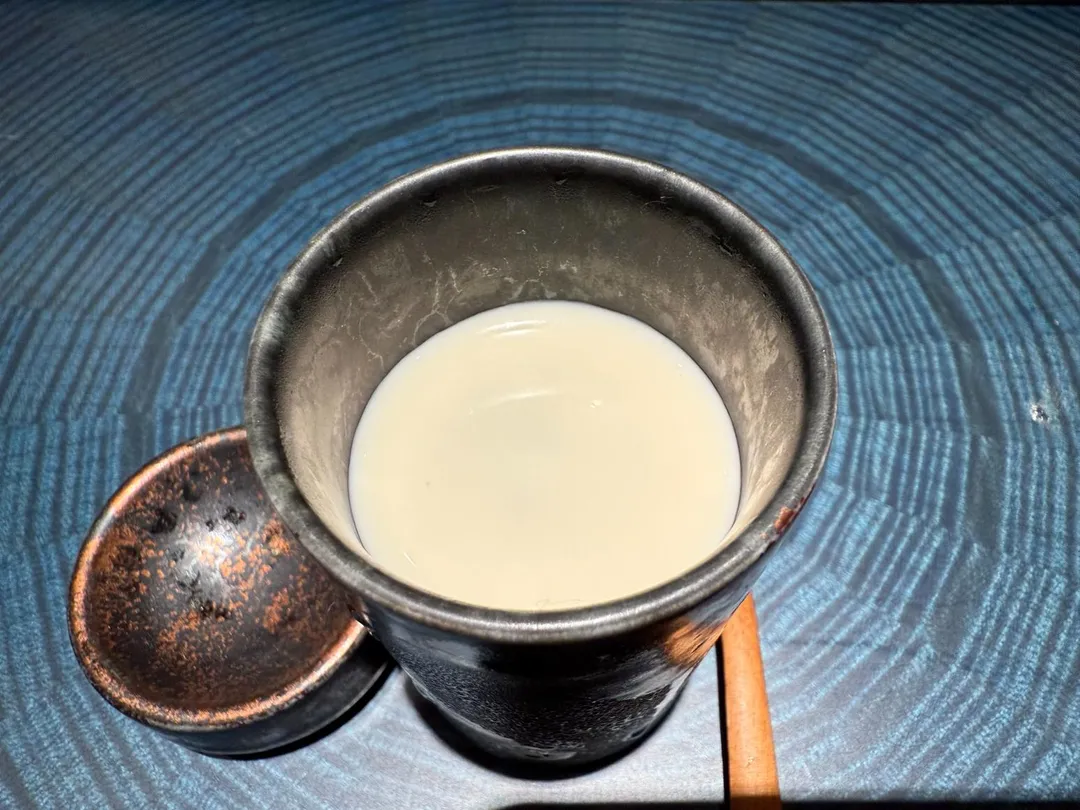 椰奶和紅豆磨泥製成羊羹，細膩香氣在唇齒間餘韻猶存。（圖／黃宏輝提供）