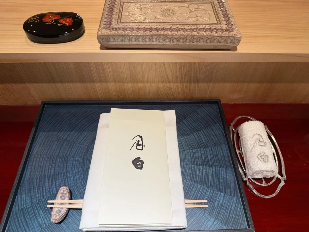 餐桌、餐具的黃色、藍色、紅色配置樸實優雅。（圖／黃宏輝提供）