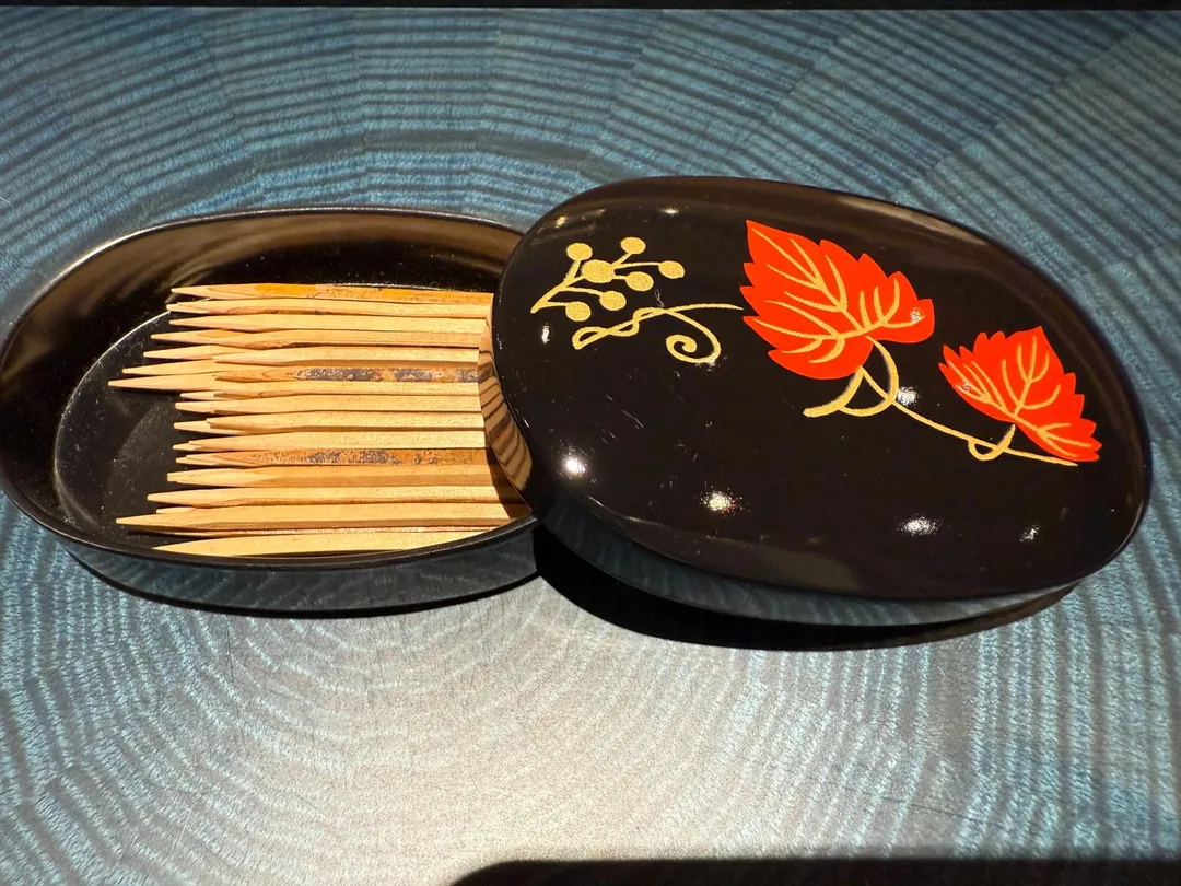 黑色漆器小盒裝有牙籤。（圖／黃宏輝提供）