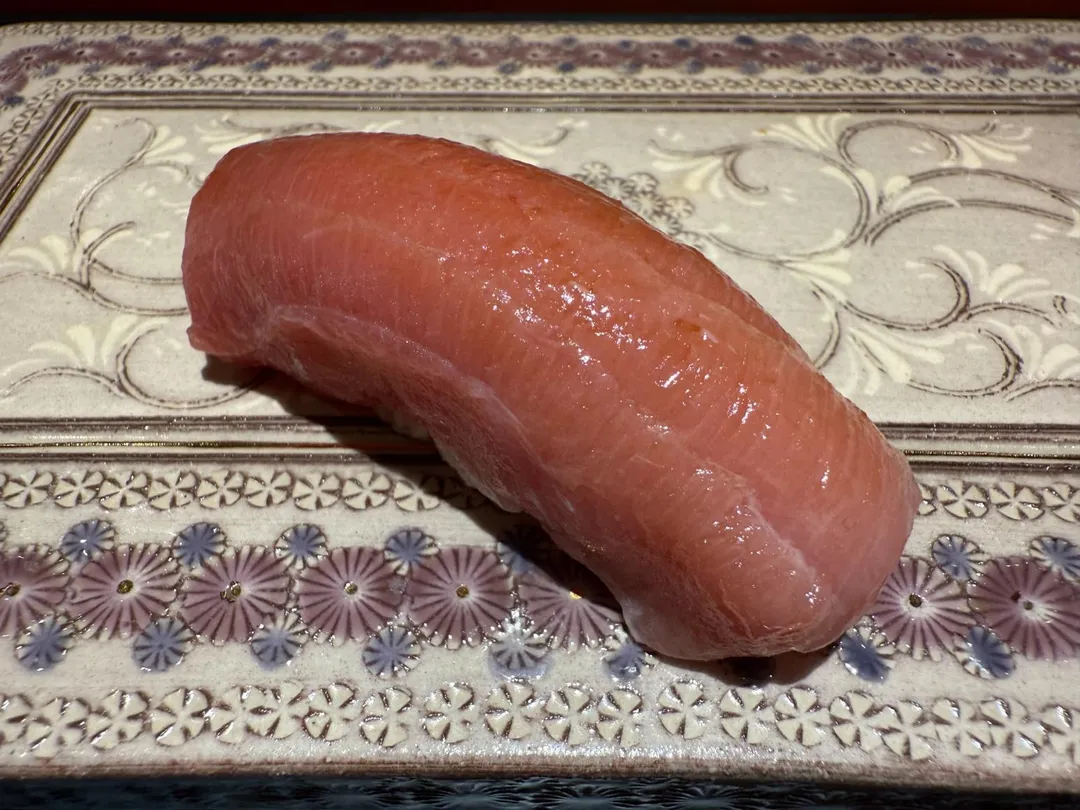 宮城黑鮪魚中腹油花細密，看著竟比常見大腹更高級一等。（圖／黃宏輝提供）