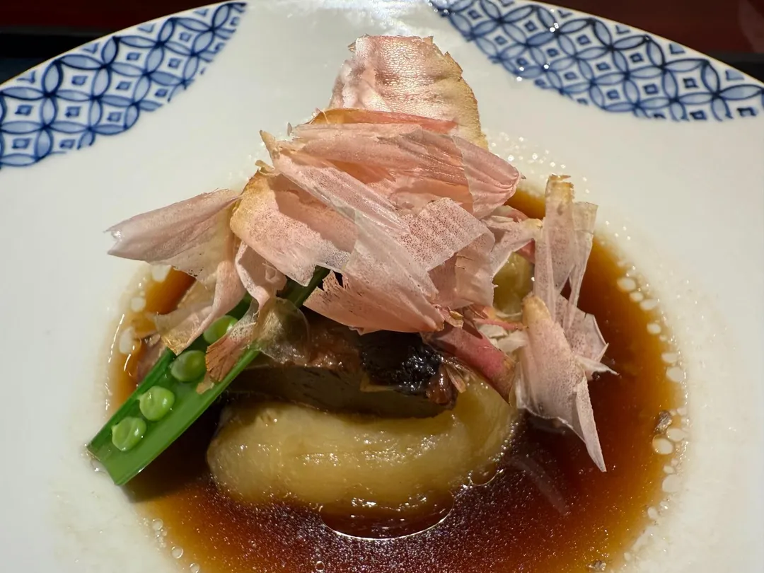 現刨柴魚片在鯡魚上高高堆起。（圖／黃宏輝提供）