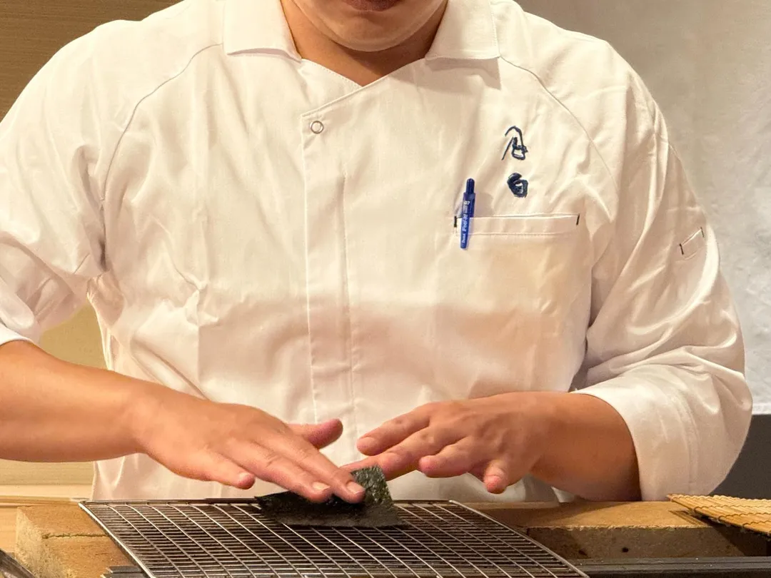 炭火現烘海苔片立刻製成手卷。（圖／黃宏輝提供）