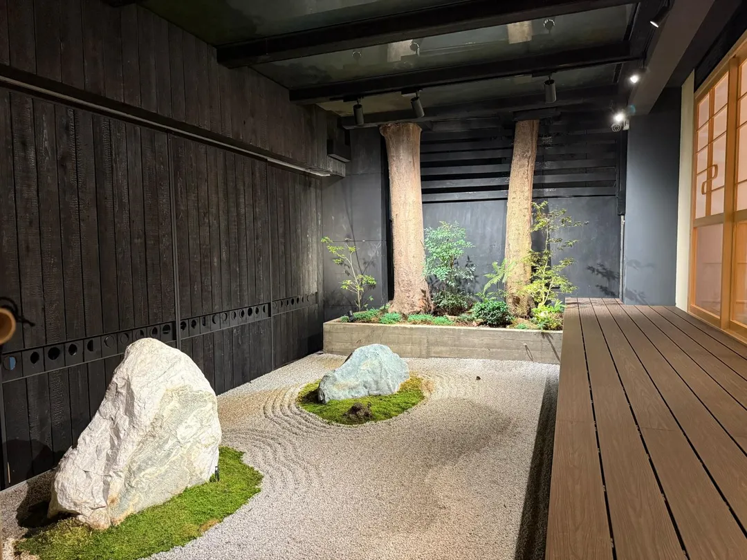 顧客可以坐在簷下座敷觀賞枯山水。（圖／黃宏輝提供）