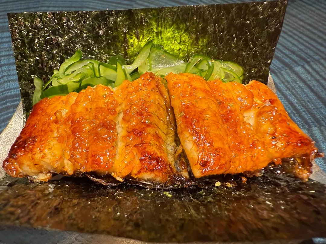 漬黃瓜搭配肥潤鰻魚食用，有解膩之效。（圖／黃宏輝提供）