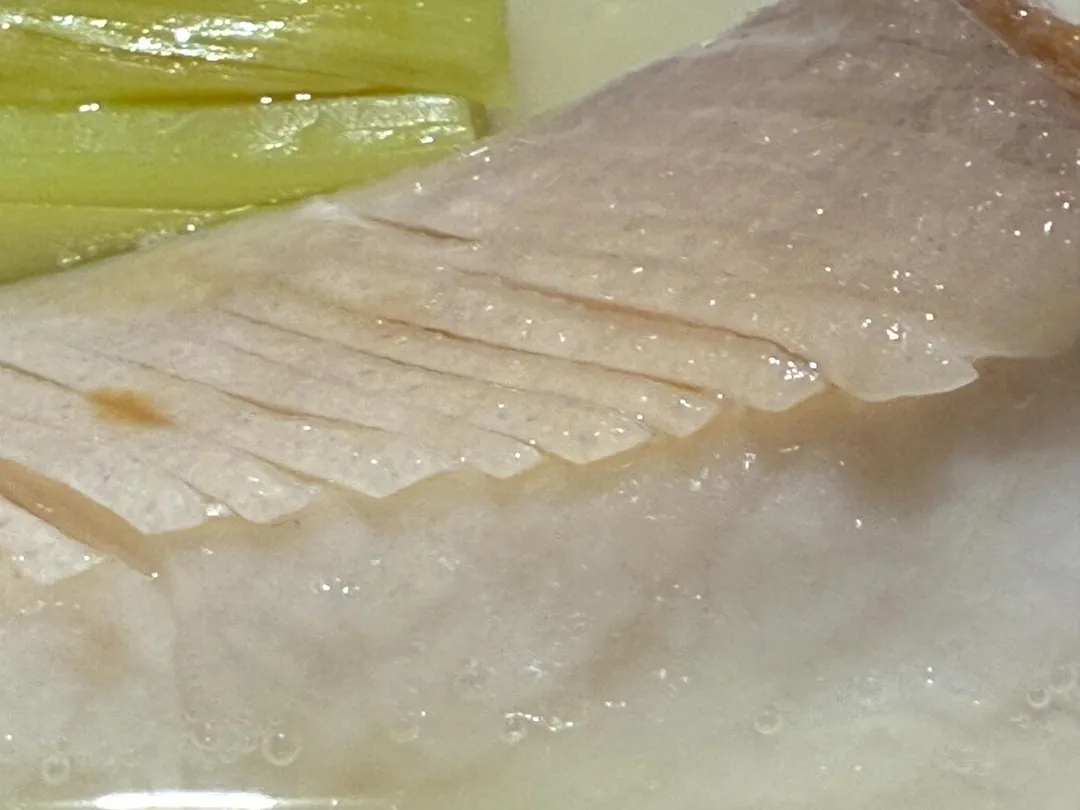 魚皮可見劃身40刀的細膩刀工之美。（圖／黃宏輝提供）