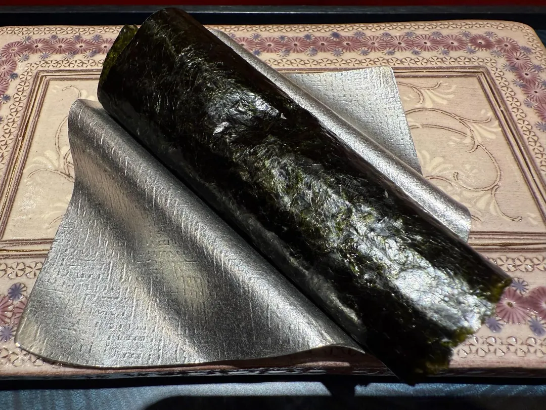 鮪魚皮刮出肉泥製成手卷，「減法式調味」更能展現其肉香氣。（圖／黃宏輝提供）