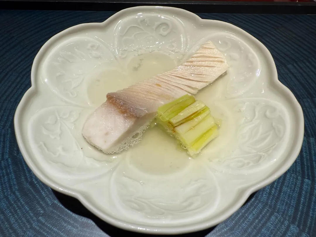 這道福岡酒蒸馬頭魚千萬別一口囫圇吞下，細細欣賞別具滋味。（圖／黃宏輝提供）