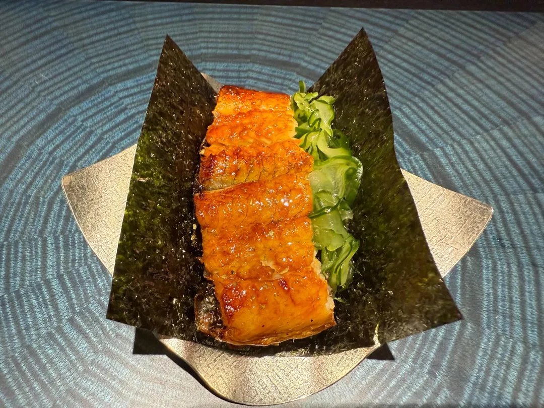 日本靜岡濱名湖產鰻魚經手烤才作成手卷。（圖／黃宏輝提供）