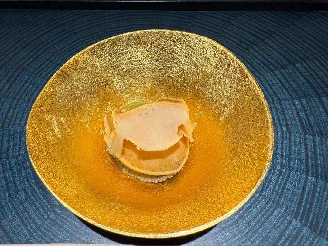 北海道蝦夷鮑以清酒、日本名物「黑口濱昆布」一同蒸煮。（圖／黃宏輝提供）