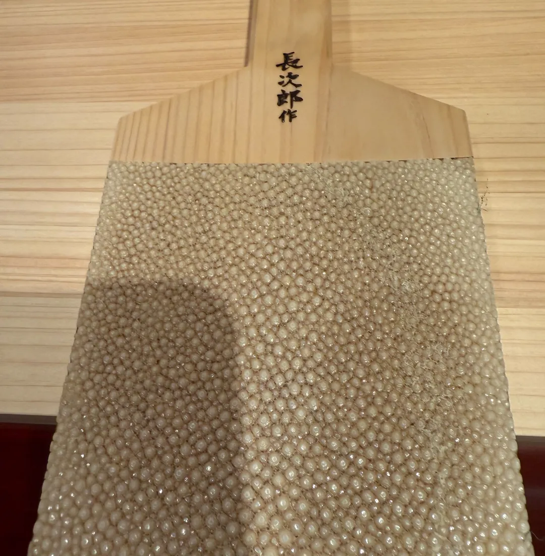 以岐阜縣「長次郎鮫皮山葵磨泥板」研磨山葵，既能引出香氣、辣味，又不會破壞山葵養分。（圖／黃宏輝提供）