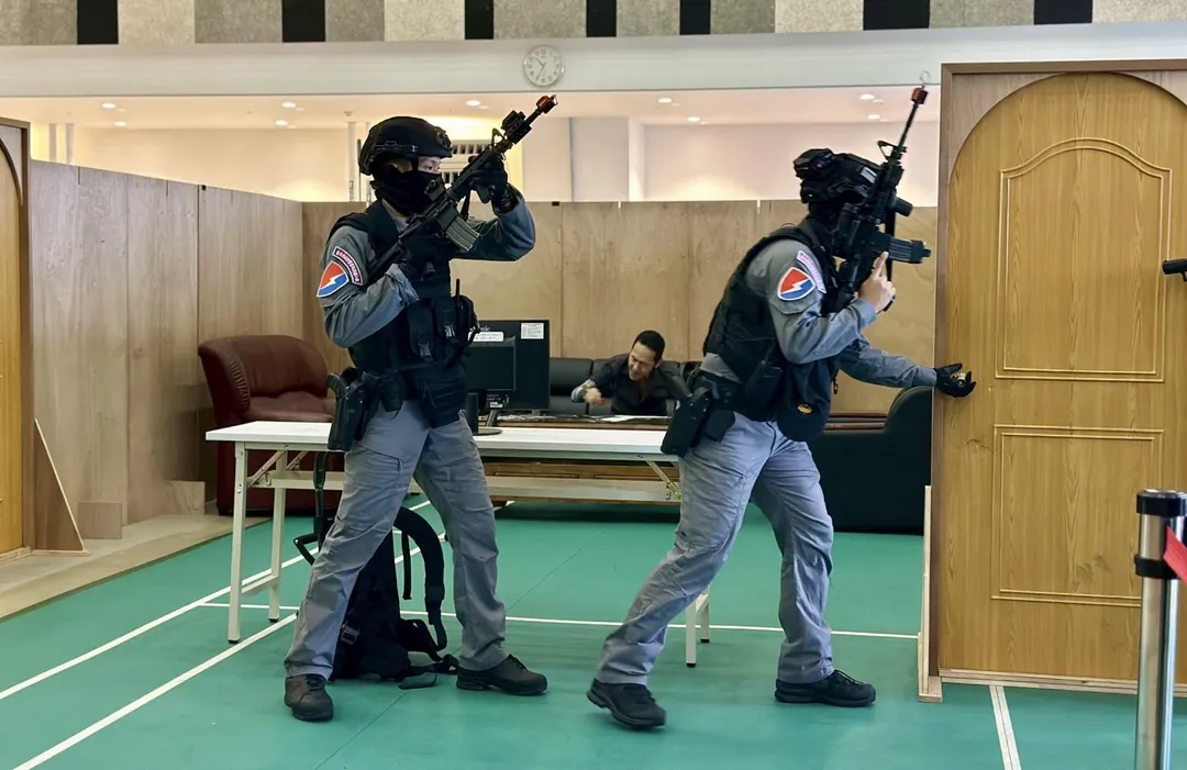 特勤中隊員警現場戰技演練。（圖／翻攝畫面）