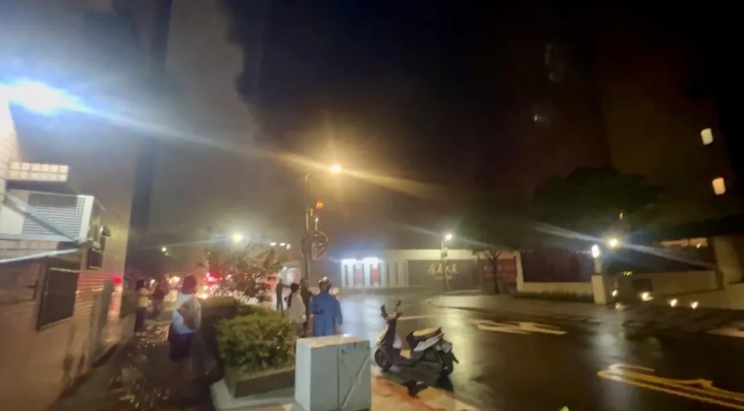 台北市松山區一處工地晚間發生火警。(圖/翻攝畫面)