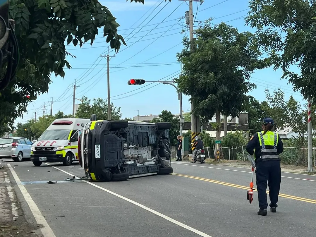 救護車與小客車在路口發生碰種。（圖／中天新聞，下同）