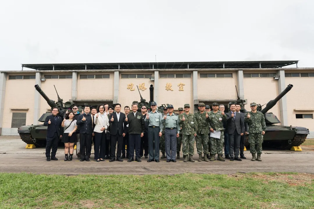 王定宇視察裝甲兵訓練指揮部。(圖/軍聞社)
