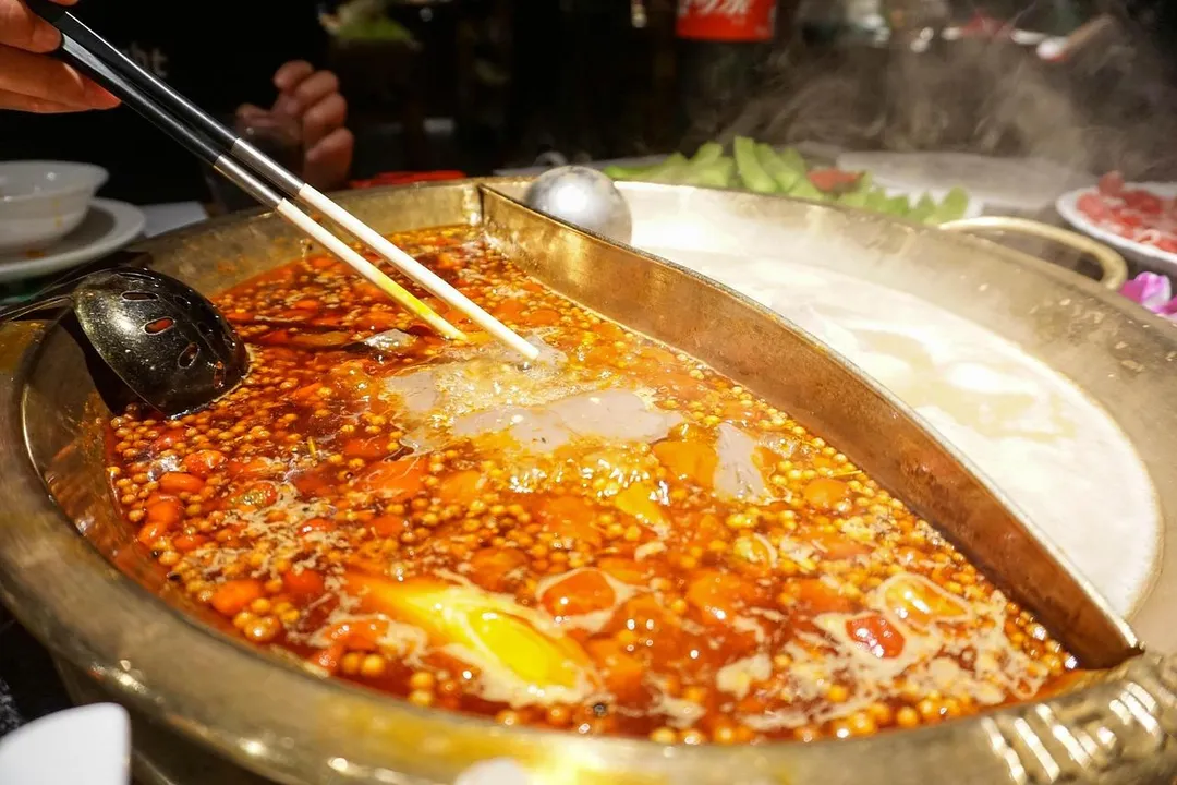 隨著氣溫下降，火鍋成為許多人的首選美食，然而過度享用可能帶來健康風險。（示意圖／Pixabay）