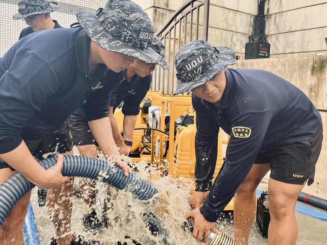 海軍水下作業大隊協助蘇澳災區抽水。(圖/第6軍團)