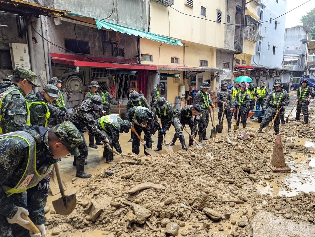 憲兵、海軍陸戰隊第66旅協助蘇澳災區清除淤泥。(圖/第6軍團)