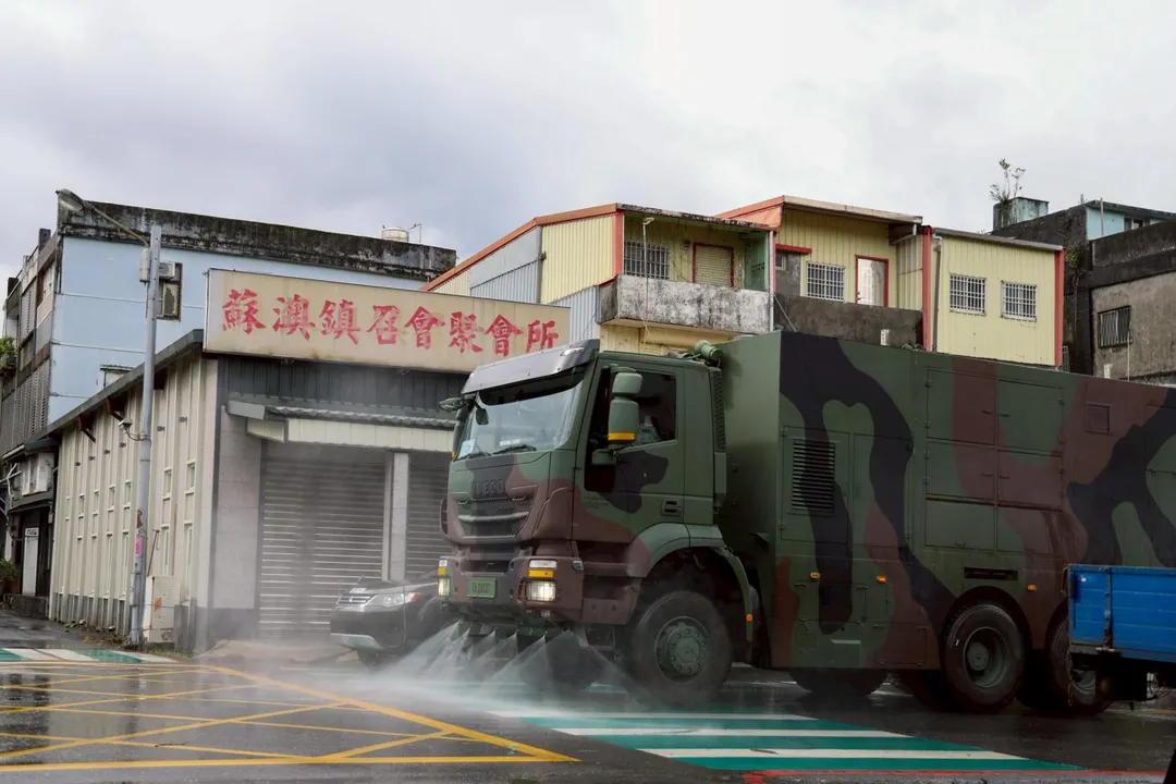 第6軍團第33化兵群出動MD-105重型消毒車在蘇澳災區清消。(圖/陸軍司令部)
