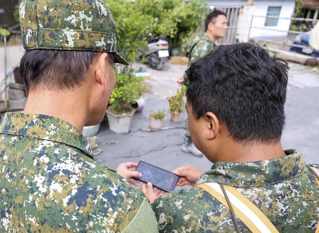 官兵運用TAK套件協助救災。(圖/陸軍司令部)