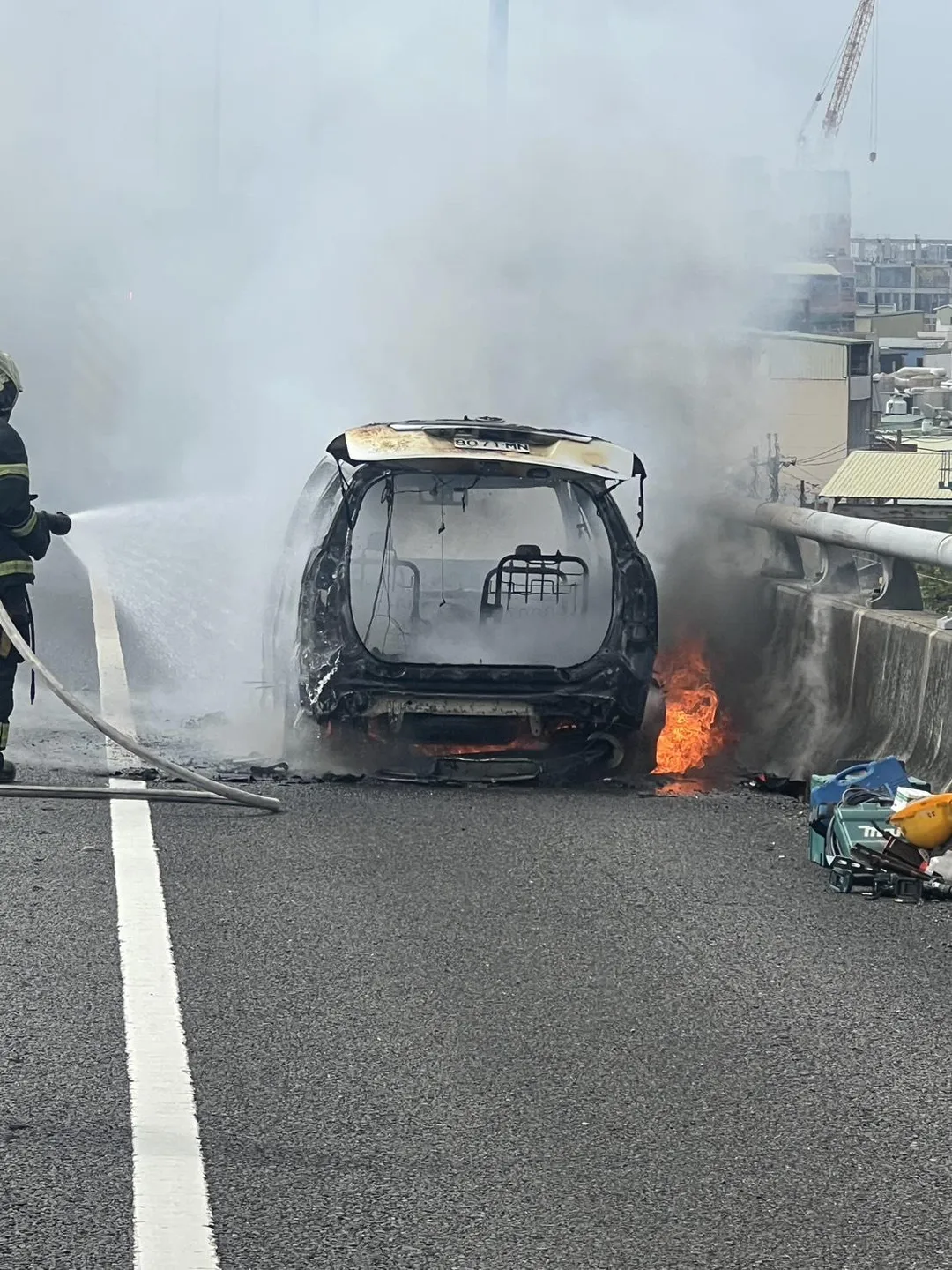 國道1號五楊高架南向47.3公里桃園路段上午發生火燒車事件。（圖／警方提供）