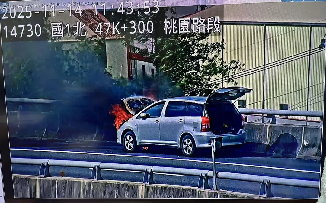 國道1號五楊高架南向47.3公里桃園路段上午發生火燒車事件。（圖／警方提供）