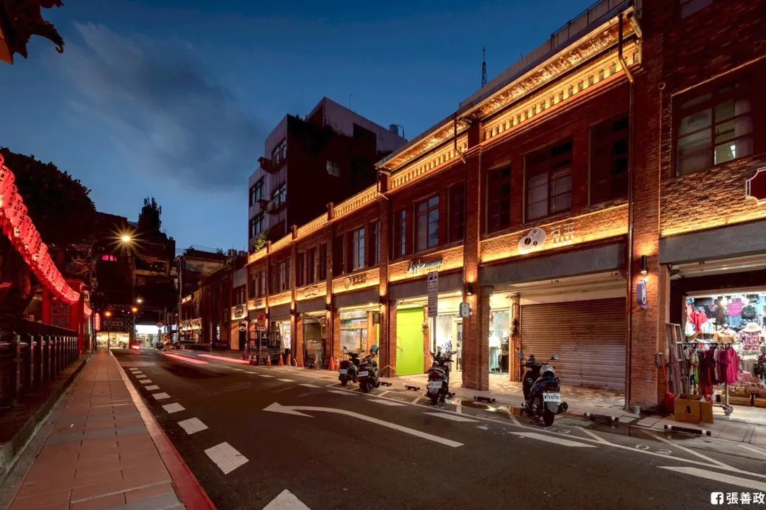 桃園市區舊城範圍、重要地標之一、地方信仰中心的景福宮東、西兩側店家立面的整建工程順利完工。（取自張善政臉書）