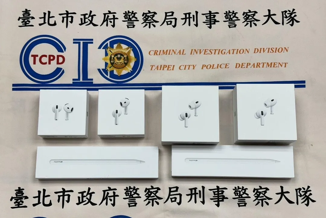 警方查扣多個蘋果藍牙耳機。(圖/翻攝畫面)