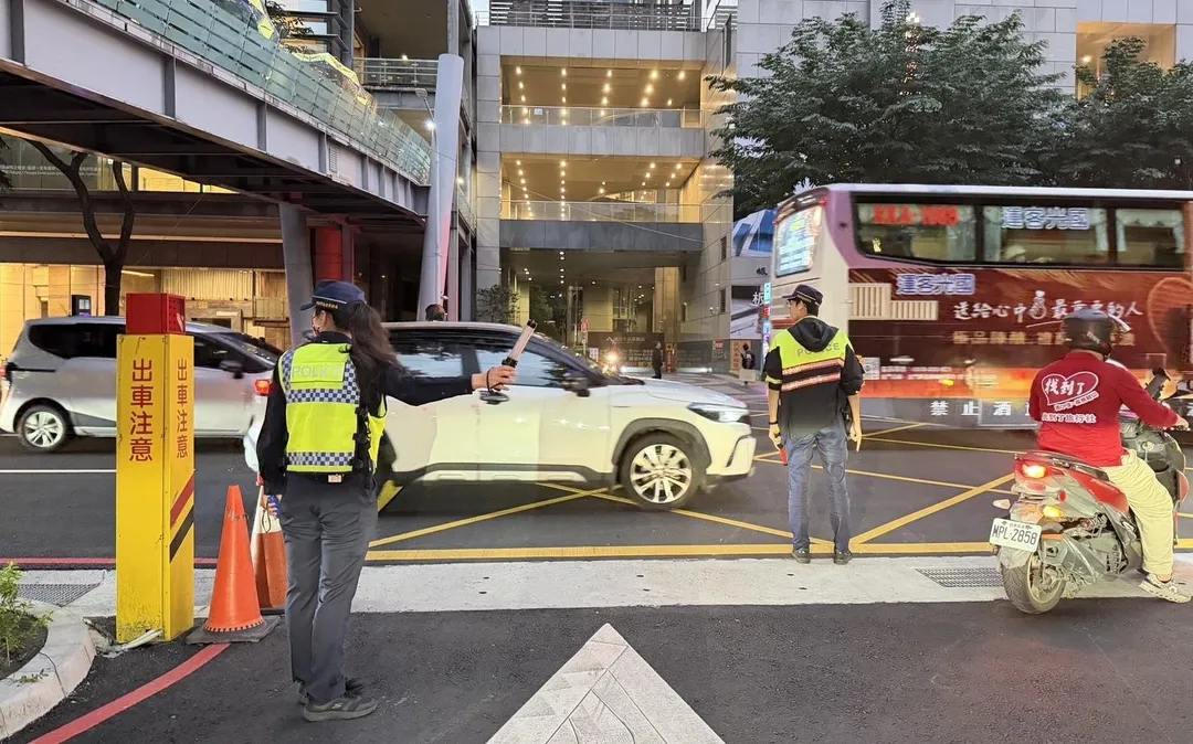 新北市警方投入大量警力維護周邊交通。（圖／翻攝畫面）