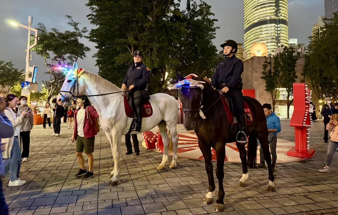 新北市警局騎警隊在耶誕城執勤。（圖／翻攝畫面）
