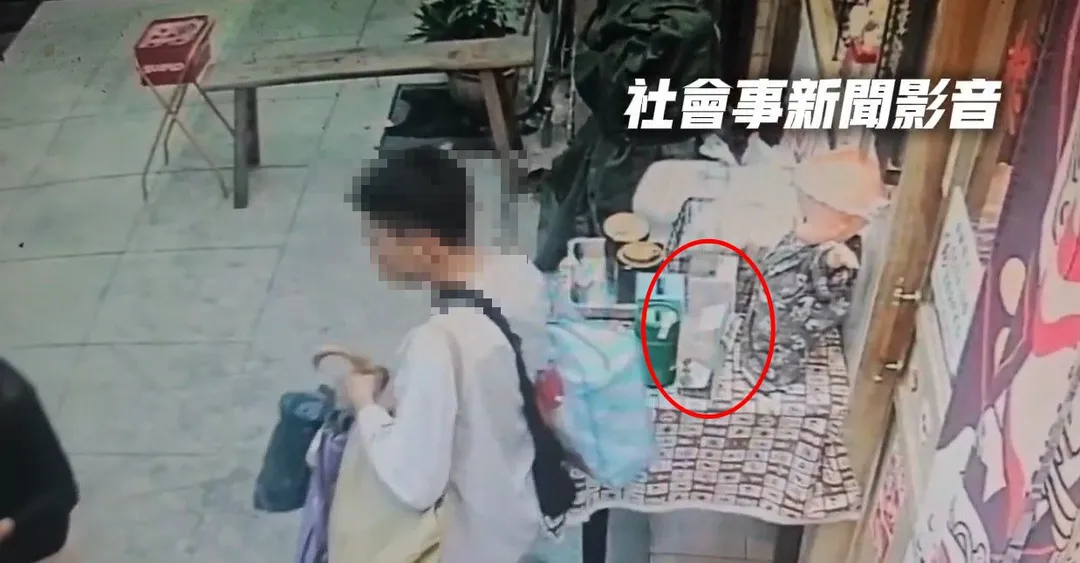 高雄2名女子將愛心箱偷走,警方調查後發現這2人是慣竊,之前也用雨傘遮擋行竊,這回現身楠梓犯案。(圖/翻攝畫面)